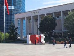 国立オペラ劇場前には"I love Tirana"のモニュメントが。