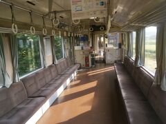  草津線への乗り換え客が下車すると車内はこんな感じに・・・伊賀上野駅から先は少しずつ乗客が増えてきました。