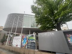 こちらはまつもと市民芸術館。
建築学生の長男、いても経ってもいられず少しだけ見学。