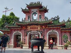 【福健会館】
ホイアン最大規模の華僑の集会所
こちらは、ゴージャスな中門
中国らしい派手な装飾・・

ピンクの壁が可愛らしい！
中門の先には、中庭とお堂があります。


