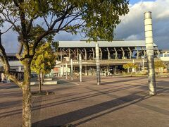 高知駅
各駅停車で２時間、高知駅に到着しました。