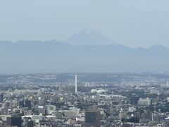 『パーク ハイアット 東京』の「パークスイートキング」の
リビングルームから撮影した富士山の写真。

1つ上の写真でイエローで枠囲みした箇所をズームします♪

富士山を見るなら静岡県の御殿場エリアにオープンした
ハイアット系列のホテルでたくさん見ました↓

<ハイアット系列『富士スピードウェイホテル, アンバウンド
コレクション by Hyatt（バイ ハイアット）』宿泊記 ① ホテル初の
アフタヌーンティーを【TROFEO Lounge（トロフェオ ラウンジ）】の
テラスでいただきます♪イタリアンレストラン【TROFEO Italian
（トロフェオ イタリアン）】炉端ダイニング【Robata OYAMA
（ロバタ オヤマ）】特急ロマンスカー「ふじさん3号」＆御殿場駅から
無料送迎シャトルバス>

https://4travel.jp/travelogue/11824116