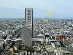 東京・西新宿『Park Hyatt Tokyo』42F

『パーク ハイアット 東京』の「パークスイートキング」の
リビングルームからの眺望（西側）の写真。

アフタヌーンティーの際にお話ししたように【ピーク ラウンジ】から
見える眺望と一緒でもっとも面白みのない方角です(;^ω^)
京王新線「初台」駅に隣接した『新国立劇場』のある超高層ビル
『東京オペラシティ』や富士山側になります。

私的にはリビングルームのもう1つの南側の窓（ルーバーのせいで
外が見えない）の方角が好きです。
残念ながら、以前は見えていた東京タワーが虎ノ門・麻布台エリアに
建った高層ビルのせいで見えなくなってしまいましたが。
お台場、渋谷、青山、六本木、虎ノ門、代々木方面が見えます。

【ピーク バー】から見えるJR「新宿」駅南口、『新宿御苑』方面の
眺望もお薦めです。
ニューヨークの『エンパイア・ステート・ビルディング』風のビル
『NTTドコモ代々木ビル』や『東京スカイツリー』が夜になると
ライトアップします☆彡

西側の眺望は、面白みのない方角といっても富士山が眺められると
やはり嬉しいかも・・・。