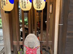 染殿地蔵尊を撮影した一枚です。新京極にある小さなお寺さんで、安産祈願が主なご利益とされています。御朱印もあります。QRコードが張り付けられているのは斬新。