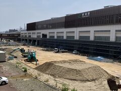 新潟駅定刻で到着しました。

万代広場は現在工事中。