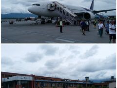 バンコク経由でネパールカトマンズに到着。国際線だけど飛行機からは歩いてターミナルビルへ。空港でビザを取得（購入）し入国。ここまで来て、もし購入できなかったらと少しドキドキした。