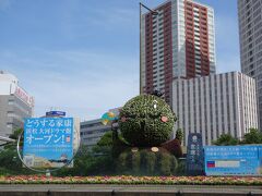 浜松駅の北口では、巨大なモザイカルチャーで造られた浜松のマスコットキャラクターの「出世大名家康くん」が出迎えてくれます。