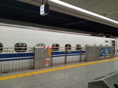 東海道新幹線。新幹線って飛行機より断然座席が広いのがありがたや。
