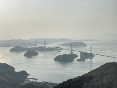 次に訪れたのは山道をぐるぐる登ってやっとたどり着いた亀老山展望公園。車で上るのも大変なのに自転車でのぼってくる人たちが多いのにビックリ。大半は途中で自転車降りて押してましたが尊敬します。一番上までのぼると見ての通りの絶景。少々ガスがかかってますがこれはこれで幻想的です。