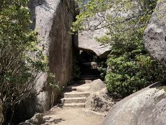 ここまでの間にも幾つかのお堂があり、お詣りしながら上ると
くぐり岩に着きました。　
山岳信仰の対象であり、これらの巨石に神々が宿るとされています。