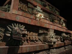 メキシコ国立人類学博物館には、羽毛の蛇ピラミッドの壁面が復元されていて、すごい迫力でした。
※本作品は出展されていません。メキシコ国立人類学博物館にて撮影