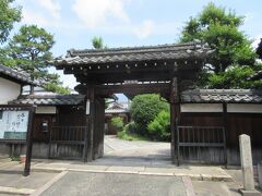 本妙寺・山門の手前横の「赤穂義士墓　当山ニアリ」と彫られた石標がありました。

平安神宮に行く途中に寄ってみたのですが、赤穂浪士ゆかりの寺とは知りませんでした。境内の中しか立ち入る事ができませんが、なかなか良い寺院でした。