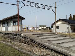 ●富山地方鉄道/開発駅

駅舎からホームへ。
かつては、レールが敷かれてたんだろうな…と思える空間がありました。