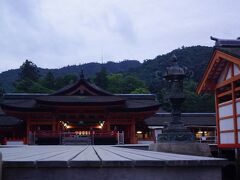 閉門後の厳島神社祓殿
干潮で歩いて平舞台より