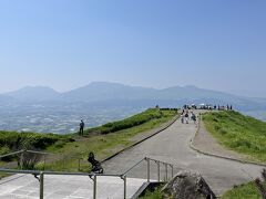 　お釈迦様の寝姿はこちらからでも十分見えます。