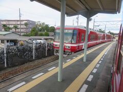 浜北駅で上り列車と行き違い