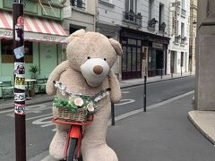 スーツケースを預け、いざパリの街へ！
11時にオルセー美術館の予約をしているので、それまで散策します。

ホテルの近くにいた可愛いクマ。
