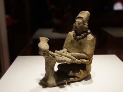 「織物をする女性の土偶」マヤ文明 年950～600 ハイナ出土 メキシコ国立人類学博物館
