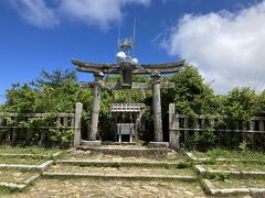 山頂駅から15～20分ほど尾根を歩いてやってきました。彌彦神社奥宮、御神廟です。