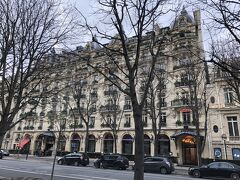 フランス・パリ モンテーニュ通り『Hotel Plaza Athenee』

最高級ホテル『ホテル プラザ アテネ パリ』の写真。

以下の10個の超高級ホテル「Dorchester Collection
（ドーチェスター・コレクション）」のうちのひとつです。

1.『The Dorchester, London』
2.『45 Park Lane, London』
3.『Coworth Park, Ascot』
4.『Le Meurice, Paris』
5.『Hôtel Plaza Athénée, Paris』
6.『Hotel Eden, Rome』
7.『Hotel Principe di Savoia, Milan』
8.『The Beverly Hills Hotel, Beverly Hills』
9.『Hotel Bel-Air, Los Angeles』
10.『The Lana, Dubai』 (opening 2023)

11. Tokyo, Japan (future opening) ←  日本の東京・大手町に
2028年に完成予定の日本一高いビル『Torch Tower（トーチタワー）』
に入るホテルのことですね！！

https://www.dorchestercollection.com/en/paris/hotel-plaza-athenee/