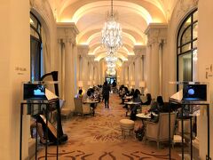 フランス・パリ モンテーニュ通り『Hotel Plaza Athenee』【La Galerie】

最高級ホテル『ホテル プラザ アテネ パリ』の【ラ・ギャラリー】の
写真。

朝食、軽めのランチ、食前酒、おいしいアフタヌーンティーなどが
いただけます♪