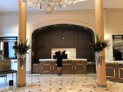 最高級ホテル『ホテル プラザ アテネ パリ』の
コンシェルジュデスクの写真。

ミュシュラン3つ星レストラン【Alain Ducasse au Plaza Athénée
（アラン・デュカス・オ・プラザ・アテネ）】は
コロナ禍中にクローズしたのですね。。

以前載せた最高級ホテル『ル・ムーリス』のフレンチレストラン
【ル・ムーリス アラン・デュカス】↓

<ANAビジネスクラスで行くフランス ④
パリの「CHANEL」本店でお買い物。1835年創業のパリ伝統の
パラスホテル『ル・ムーリス』にある3つ星のフレンチレストラン
【ル・ムーリス アラン・デュカス】の華やかな空間でランチを堪能♪
ラデュレの新ブランドのショコラ専門店【レ・マルキ・ド・ラデュレ】>

https://4travel.jp/travelogue/11011762