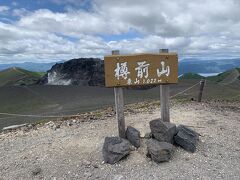 溶岩ドームをバックにした樽前山東山山頂。