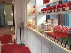 本当はこっちが入り口だったのですがテラス側から入店しちゃった私たち。
カインズホームのオシャレなお店がはいっていて、ホームセンター好きの我々（私と娘ちゃん）とっても気になりました。