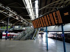 リーズ駅は近代的な巨大なターミナルです、ロンドンやマンチェスター方面への特急列車が発着する