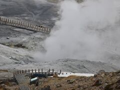 地獄谷を望遠で。遊歩道が見えます。

すごい噴煙。有毒ガス濃度が高くなったので、もう随分長い間、立入禁止です。