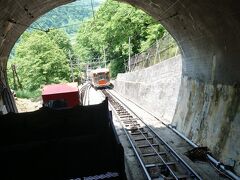 トンネルの先ですれ違い。