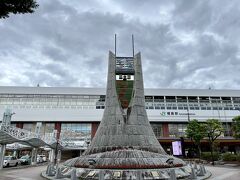 あれ？福島駅の西口にこんな大きな塔あったかしら・・
空も曇り空でポツンポツン来ています(*_*;