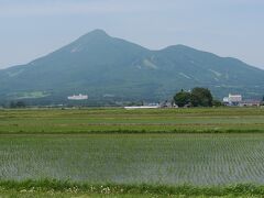 サイクリングロードから見た磐梯山。
独特の形が美しいです。
雪化粧した冬の方が好きですが、夏の磐梯山も悪くないですね。
ちょうど田植えが始まったばかりのようで、水田には水が満ちていました。
美しい田園風景です。