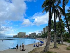 ■ワイキキビーチ (Waikiki Beach)

少し歩くだけで雲の切れ間から青空が見え、天気が目まぐるしく変わるのが分かります。

この時期(2月)のハワイは雨季。多くの人がイメージするからっと晴れたハワイは乾季の時期。

雨季は日本の梅雨のように湿度が高く、天気が変わりやすいです。