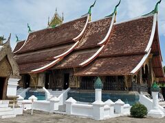 ワットシェントーン、ルアンパバーンで一番有名な、必ずいかなければならない寺院。フォルムがとても美しい、そうです。

何度も来ているけど、行くところがないので、なんとなく行きました。