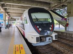 ひとつ先の駅でCAさんが降りたので進行方向の窓側の席に移動し景色を眺める事が出来ました。

そしてプトラジャヤ駅で下車。
