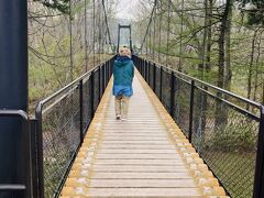 吊り橋を渡ってふきだし公園へ。
羊蹄山からの湧水を汲んだり飲んだらできる公園です。