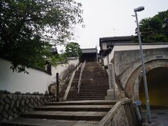 鶴形山隧道の脇の階段を登ります。観龍寺の山門が見えます。
