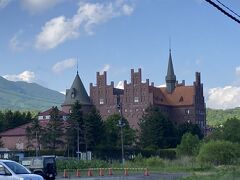 バスで登別駅へ。駅前の北欧風建物は水族館らしい。