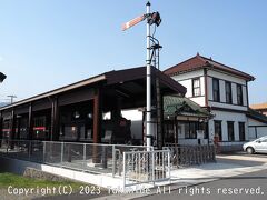 加悦鉄道資料館

かつて駅のあった場所に加悦町役場の新庁舎を建設するため、曳家で北側に動かすとともに180度回転して現在の場所に設置された旧加悦駅舎を利用した資料館です。
SL広場から重要文化財の2号蒸気機関車(120形蒸気機関車)、与謝野町文化財のハブ3客車とハ4995客車が移され展示されています。
開館は土日祝のみのため、今回の旅程はそれに合わせて組みました。


加悦鉄道資料館：http://kayatetsu.web.fc2.com/museum.html
加悦鉄道資料館：https://ja.wikipedia.org/wiki/%E5%8A%A0%E6%82%A6%E9%89%84%E9%81%93%E8%B3%87%E6%96%99%E9%A4%A8
曳家：https://ja.wikipedia.org/wiki/%E6%9B%B3%E5%AE%B6
重要文化財：https://kunishitei.bunka.go.jp/heritage/detail/201/00010674
120形蒸気機関車：https://ja.wikipedia.org/wiki/%E5%9B%BD%E9%89%84120%E5%BD%A2%E8%92%B8%E6%B0%97%E6%A9%9F%E9%96%A2%E8%BB%8A
ハブ3：http://kayatetsu.web.fc2.com/cars/habu3.html
ハ4995：http://kayatetsu.web.fc2.com/cars/ha4995.html
