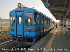 与謝野駅

駅スタンプを押印し、西舞鶴までの往復乗車券を購入して乗車します。
乗車したのは、KTR700形のKTR704です。


KTR700形：https://ja.wikipedia.org/wiki/%E5%8C%97%E8%BF%91%E7%95%BF%E3%82%BF%E3%83%B3%E3%82%B4%E9%89%84%E9%81%93KTR700%E5%BD%A2%E6%B0%97%E5%8B%95%E8%BB%8A
KTR704：https://raillab.jp/car/67722