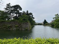 旅の2日目の午後は、鶴ヶ城（会津若松城）を見学しました。

『北出丸』を囲む濠です。