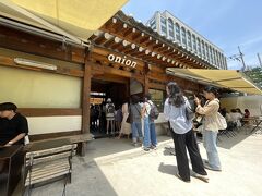 午後キムチ作り体験を予約しているWsなので、安国駅近くの「映え」系ベーカリーカフェonionは時間調整も兼ねて入ります。