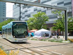 指定駐車場に車を停めて富山駅前。路面電車。