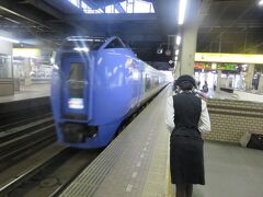 ９月２７日。ＪＲタワーホテル日航札幌をチェックアウトして札幌駅にやって来ました。
午前9時58分頃。折り返しとなる特急スーパー北斗8号が入って来ました。
車両は2022年10月をもって引退したキハ281系（だと思う、キハ283系と似てるから）。
ホームでは客室乗務員さんが恭しく列車に向かって一礼。好感持てます。
JR北海道の客室乗務員の車内サービスも全廃となってしまい。今ではこんな光景は、もう見られません･(×_×)･ ﾋﾞｴｰﾝ。