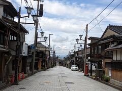 瑞泉寺門前町の町並み。木彫りの木槌とノミの音がそこかしこから聞こえることにより、環境省が認定する「残したい日本の音風景100選」にもなっています