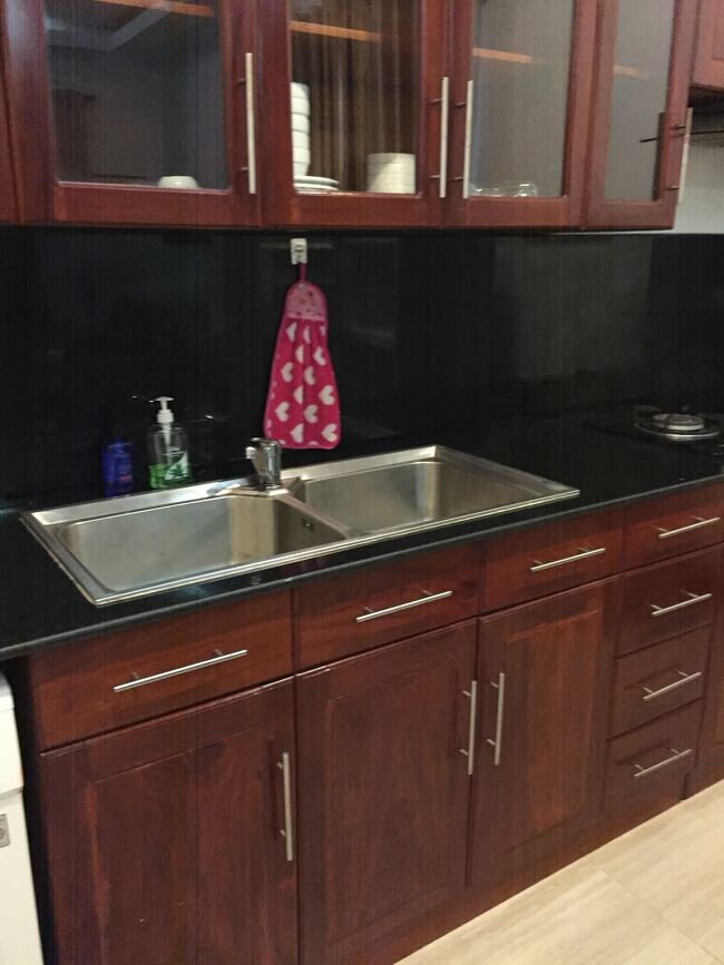 レジデンス 22 ヴィラのリヴィンルームと台所です。