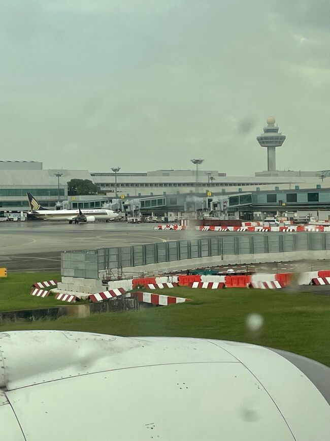 曇り空のチャンギ空港から飛び立ちます。