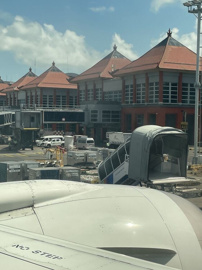 ついに、デンパサール・ングラライ空港に到着。<br />特徴的な形の屋根が載っているのは、各ゲートの建物。<br />