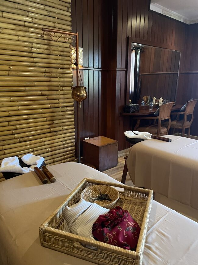 早速、お部屋での施術が始まりました。<br />今回私が選んだのは「バリニーズトリートメント」というコースで、身体全体のマッサージ、フェイシャルトリートメント、フラワーバス、クリームバスの四つのメニューを3時間半かけて行うものでした。